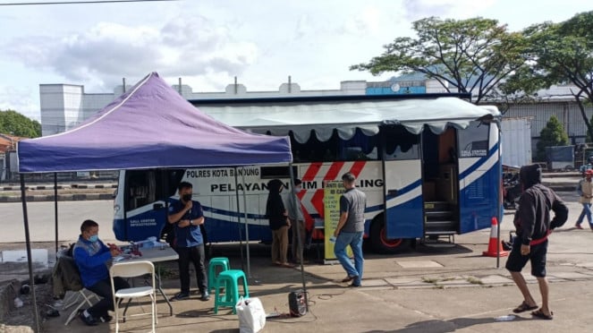 Mobil SIM Keliling. Mobil SIM Keliling.