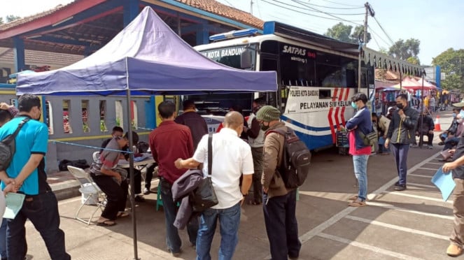 Mobil SIM Keliling. Mobil SIM Keliling.