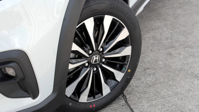 Waspada! Tekanan Angin Ban Mobil Terlalu Keras Bisa Picu Risiko Berbahaya