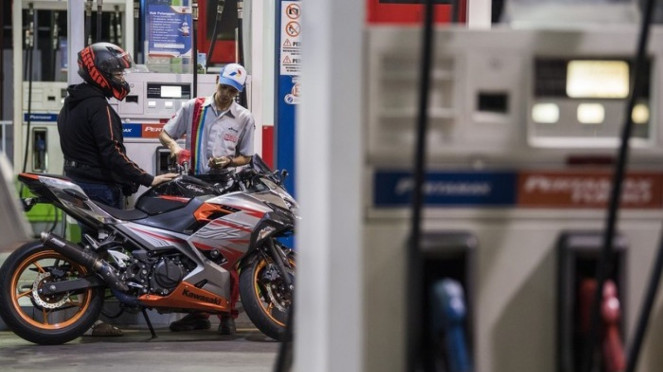 Motor Isi Bensin di SPBU. Motor Isi Bensin di SPBU.