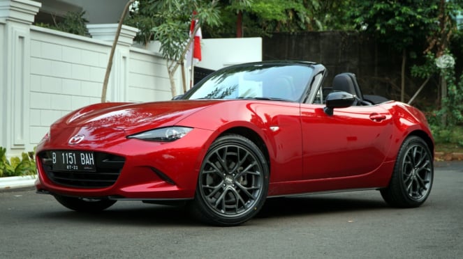 Mobil Mazda MX-5 Miata pakai pelek satu-satunya di dunia. Mobil Mazda MX-5 Miata pakai pelek satu-satunya di dunia.