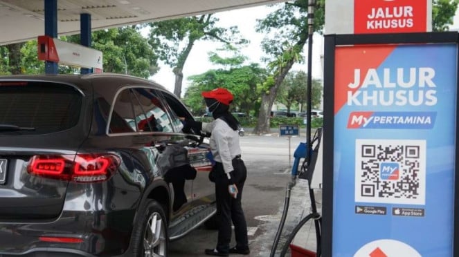 Petugas saat melayani Pelanggan di SPBU Pertamina. Petugas saat melayani Pelanggan di SPBU Pertamina.