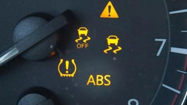 Indikator lampu abs pada mobil yang menyala