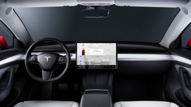 Terungkap! Alasan Tesla Tak Pernah Dukung Apple CarPlay dan Android Auto