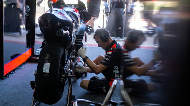 VIVA Otomotif: Kru tim Aprilia Racing menyetel motor di MotoGP Mandalika VIVA Otomotif: Kru tim Aprilia Racing menyetel motor di MotoGP Mandalika