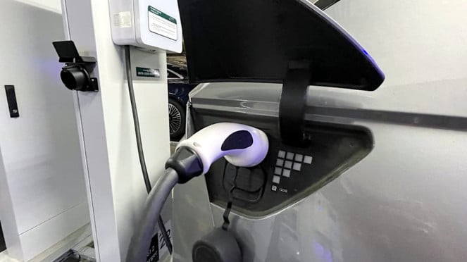 Pengisian baterai mobil listrik di SPKLU Pengisian baterai mobil listrik di SPKLU