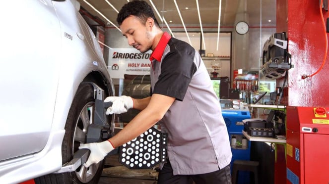 Ilustrasi pengecekan ban mobil Ilustrasi pengecekan ban mobil