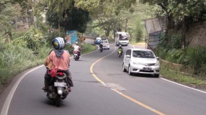 Garis marka jalan warna kuning Garis marka jalan warna kuning