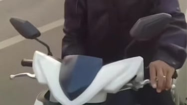 Aturan Rokok Saat Berkendara Dinilai Lemah, UU LLAJ Diseret ke MK