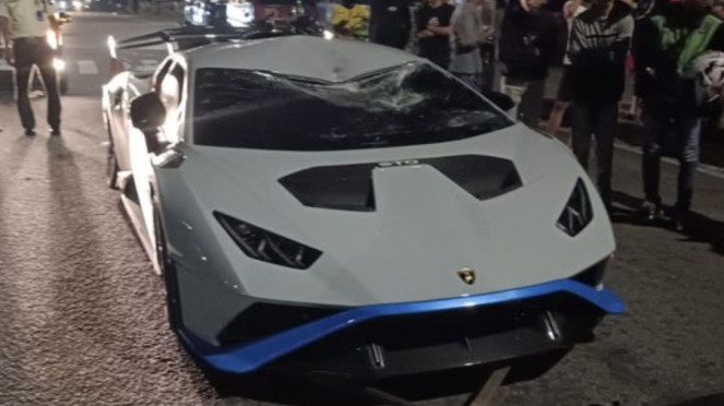 Pihak Kepolisian menangkap pengemudi Lamborghini Huracan, pria berinisial RK (43), yang menabrak pemulung hingga tewas, di Pluit, Penjaringan, Jakarta Utara. Pihak Kepolisian menangkap pengemudi Lamborghini Huracan, pria berinisial RK (43), yang menabrak pemulung hingga tewas, di Pluit, Penjaringan, Jakarta Utara.