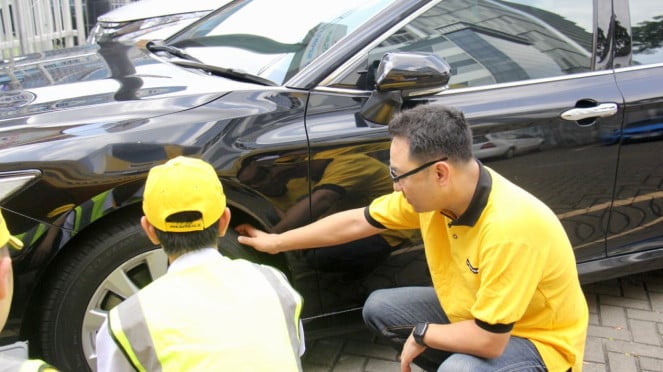 Ilustrasi: pengecekan ban mobil Ilustrasi: pengecekan ban mobil