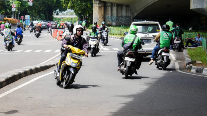 Ilustrasi pengendara motor melawan arus Ilustrasi pengendara motor melawan arus