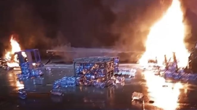kecelakaan terjadi ketika sebuah truk bermuatan galon melaju dari arah Ciawi menuju Jakarta. Saat memasuki gerbang tol, truk mengalami rem blong dan tak dapat dikendalikan. kecelakaan terjadi ketika sebuah truk bermuatan galon melaju dari arah Ciawi menuju Jakarta. Saat memasuki gerbang tol, truk mengalami rem blong dan tak dapat dikendalikan.