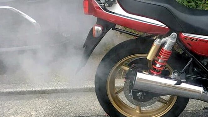 Ilustrasi memanaskan mesin motor Ilustrasi memanaskan mesin motor