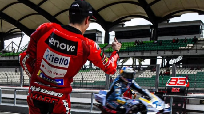 Marc Marquez mengacungkan jari tengah ke Alex Marquez Marc Marquez mengacungkan jari tengah ke Alex Marquez
