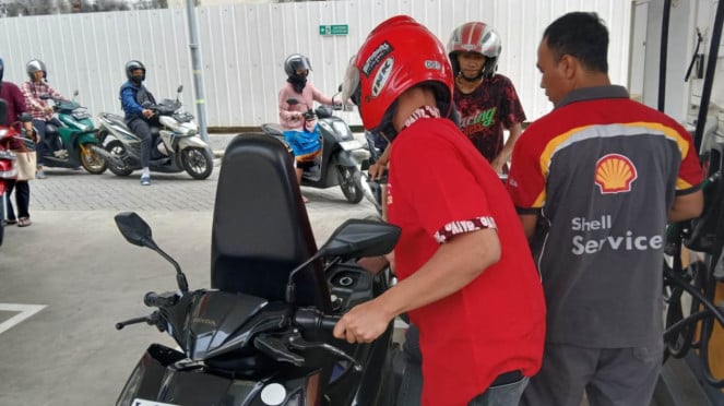 Para pengendara sepeda motor mengantre di SPBU Shell di Surabaya. Para pengendara sepeda motor mengantre di SPBU Shell di Surabaya.