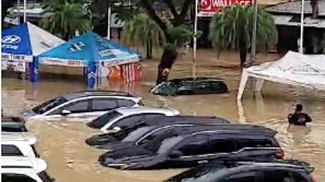 Mobil-mobil terendam banjir di Grand Galaxy City, Bekasi. Mobil-mobil terendam banjir di Grand Galaxy City, Bekasi.