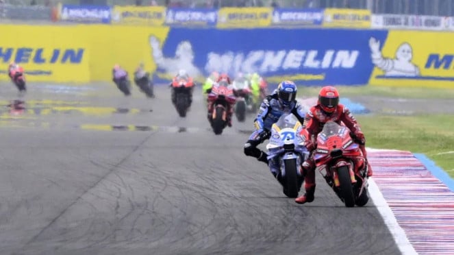 Marc Marquez pimpin balapan, disusul oleh Alex Marquez Marc Marquez pimpin balapan, disusul oleh Alex Marquez