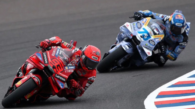 Marc Marquez pimpin balapan, disusul oleh Alex Marquez Marc Marquez pimpin balapan, disusul oleh Alex Marquez