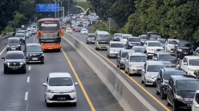 Jalan Tol Trans Jawa menjadi pilihan utama bagi pemudik karena menghubungkan berbagai kota besar di Pulau Jawa, mulai dari Cirebon, Semarang, Yogyakarta, hingga Surabaya. Jalan Tol Trans Jawa menjadi pilihan utama bagi pemudik karena menghubungkan berbagai kota besar di Pulau Jawa, mulai dari Cirebon, Semarang, Yogyakarta, hingga Surabaya.