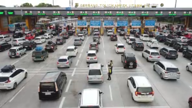 Arus Balik Padati Gerbang Tol Cikampek Utama Arus Balik Padati Gerbang Tol Cikampek Utama