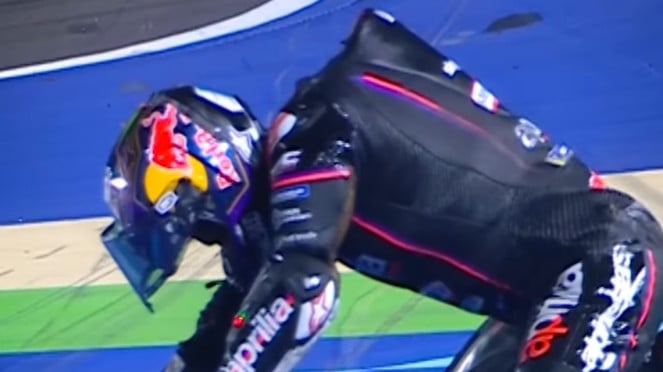 Jorge Martin crash di MotoGP Qatar 2025 Jorge Martin crash di MotoGP Qatar 2025