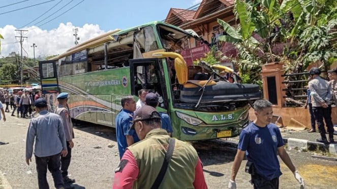 Bus ALS yang mengalami kecelakaan di Padang Panjang tewaskan 12 orang Bus ALS yang mengalami kecelakaan di Padang Panjang tewaskan 12 orang