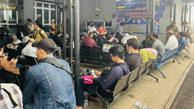 Antrean bayar pajak kendaraan Antrean bayar pajak kendaraan