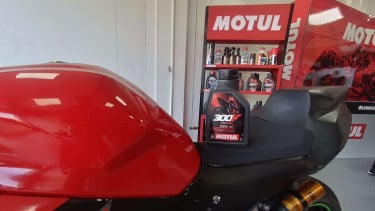 Pelumas mesin Motul 300V terbaru