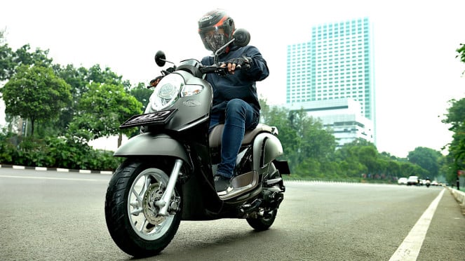 Ilustrasi motor matik Ilustrasi motor matik