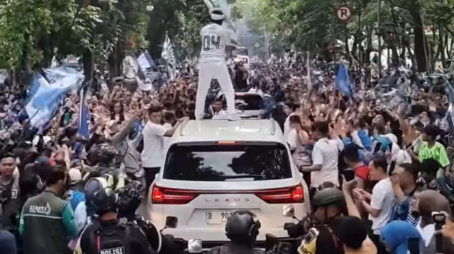 Dedi Mulyadi pakai Lexus LX 600 rayakan kemenangan Persib Dedi Mulyadi pakai Lexus LX 600 rayakan kemenangan Persib
