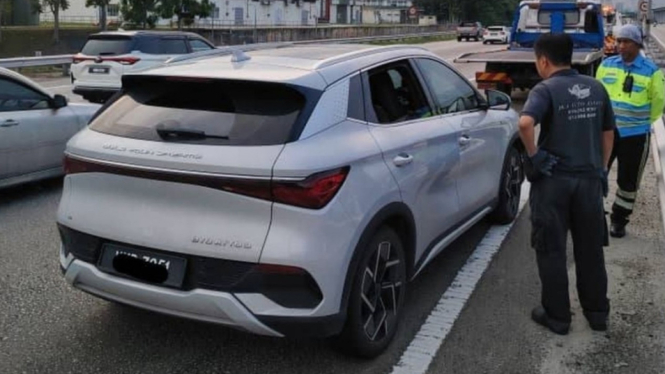 Viral Mobil Listrik BYD Atto 3 Tiba-tiba Mati di Lajur Cepat Jalan Tol