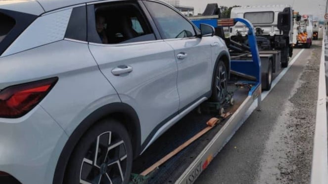 BYD Atto 3 di Malaysia tiba-tiba mati di jalan tol BYD Atto 3 di Malaysia tiba-tiba mati di jalan tol