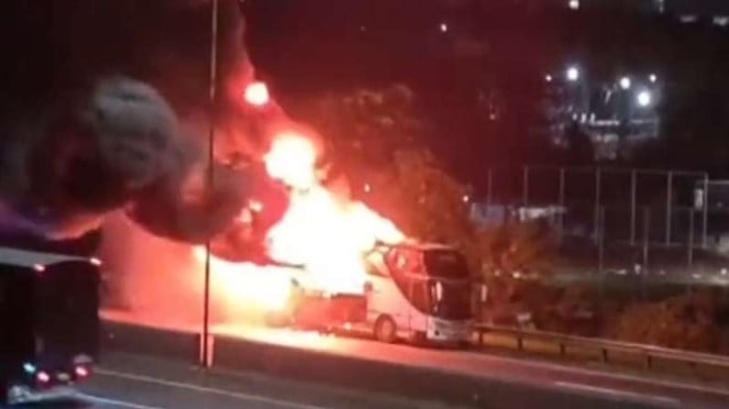 Bus pariwisata terbakar di Tol Jakarta Cikampek, 29/5 Bus pariwisata terbakar di Tol Jakarta Cikampek, 29/5