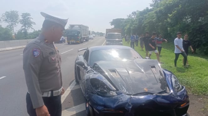Porsche yang terlibat kecelakaan di Tol Sidoarjo. (Foto: Ditlantas Polda Jatim) Porsche yang terlibat kecelakaan di Tol Sidoarjo. (Foto: Ditlantas Polda Jatim)