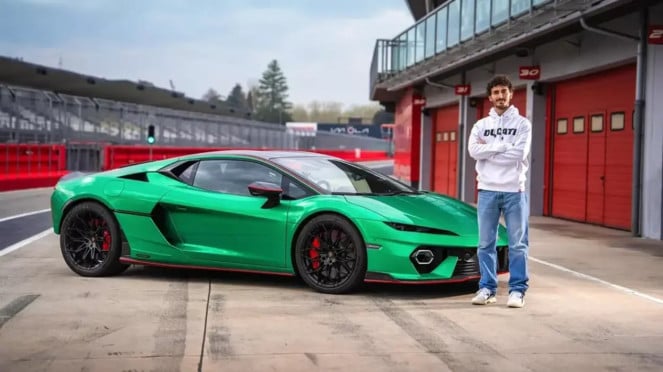 Francesco Bagnaia mencoba Lamborghini Temerario Francesco Bagnaia mencoba Lamborghini Temerario
