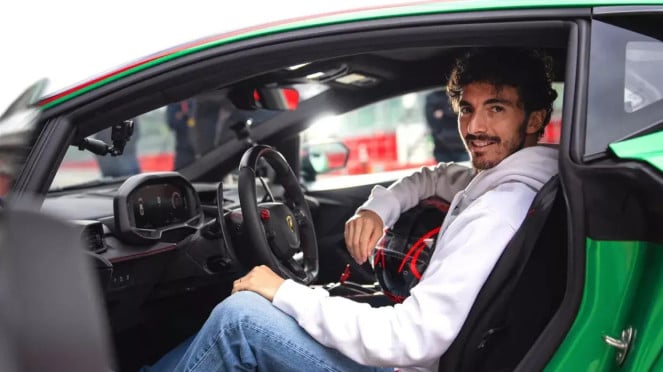 Francesco Bagnaia mencoba Lamborghini Temerario Francesco Bagnaia mencoba Lamborghini Temerario