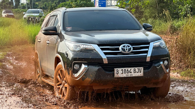 Toyota Fortuner diajak main lumpur Toyota Fortuner diajak main lumpur