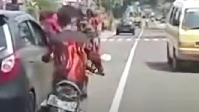 Anggota ormas kawal ambulans berujung kecelakaan Anggota ormas kawal ambulans berujung kecelakaan
