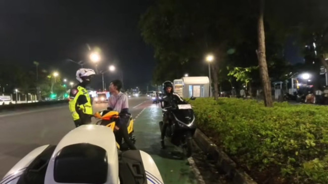 Viral pemotor dikejar Polisi karena lakukan pelanggaran lalu lintas Viral pemotor dikejar Polisi karena lakukan pelanggaran lalu lintas