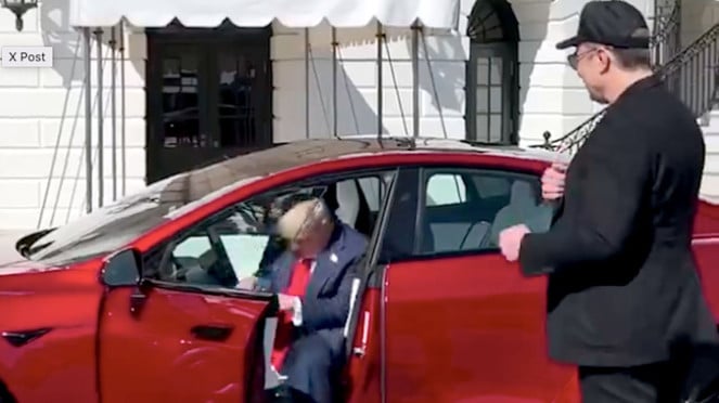 Presiden Trump dan Elon Musk saat mencoba Tesla Model S Presiden Trump dan Elon Musk saat mencoba Tesla Model S