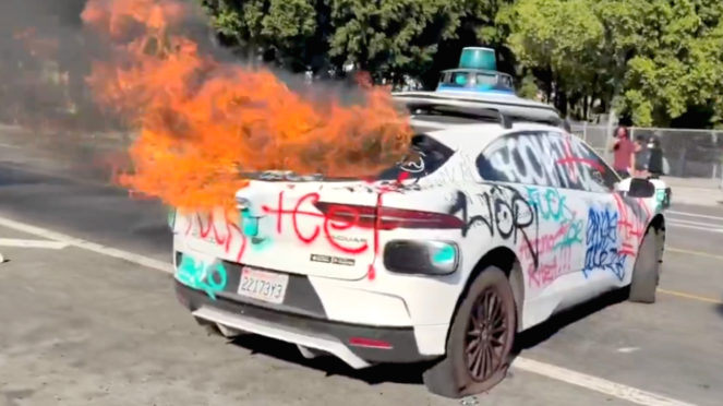 Mobil listrik otonom Waymo terbakar saat kerusuhan di Los Angeles Mobil listrik otonom Waymo terbakar saat kerusuhan di Los Angeles