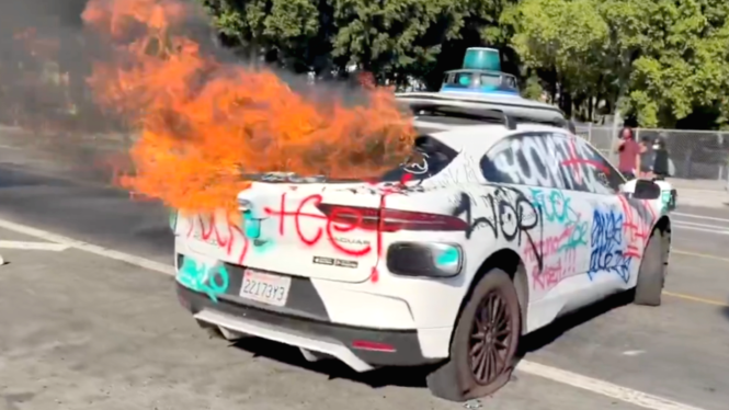 Mobil listrik otonom Waymo terbakar saat kerusuhan di Los Angeles