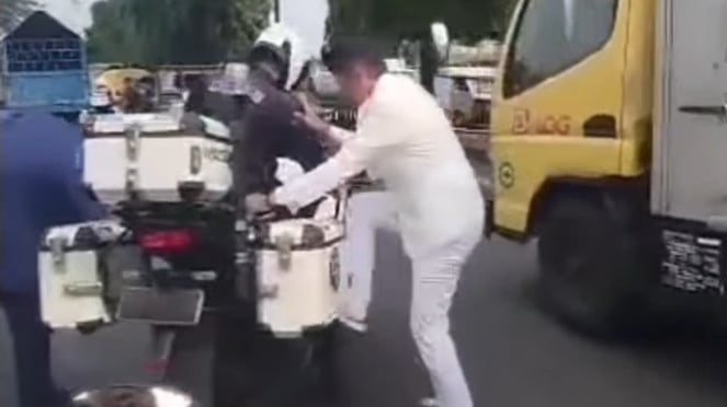 Momen Gubernur Jawa Barat Dedi Mulyadi naik motor pengawal Momen Gubernur Jawa Barat Dedi Mulyadi naik motor pengawal