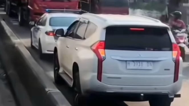 Mobil patwal lawan arus Mobil patwal lawan arus