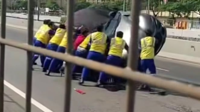 Mobil terguling saat diangkut truk derek di tol Cengkareng Mobil terguling saat diangkut truk derek di tol Cengkareng
