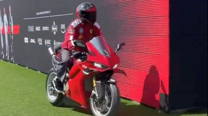 Lewis Hamilton pakai motor Ducati V4 S baru