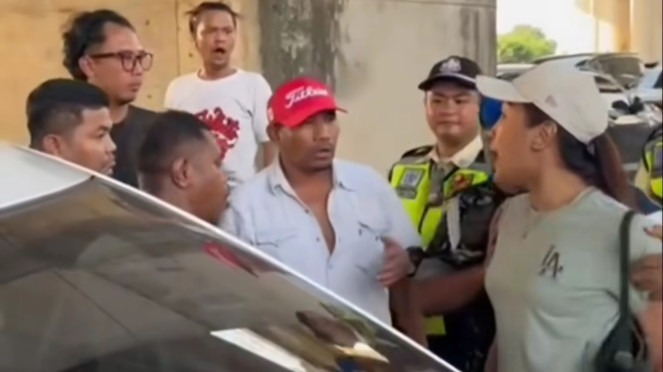 Aksi debt collector tarik paksa mobil di stasiun Whoosh Halim Aksi debt collector tarik paksa mobil di stasiun Whoosh Halim