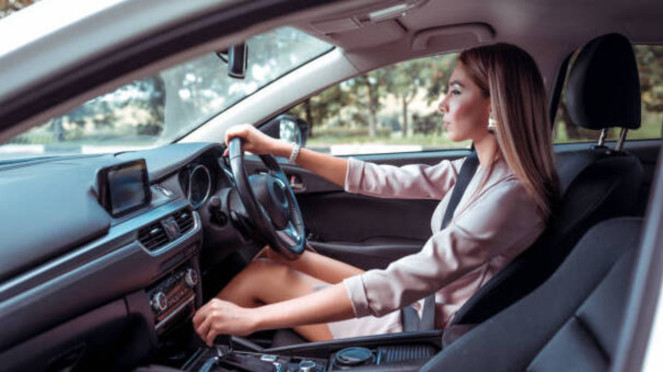 Ilustrasi wanita mengendarai mobil transmisi matik Ilustrasi wanita mengendarai mobil transmisi matik