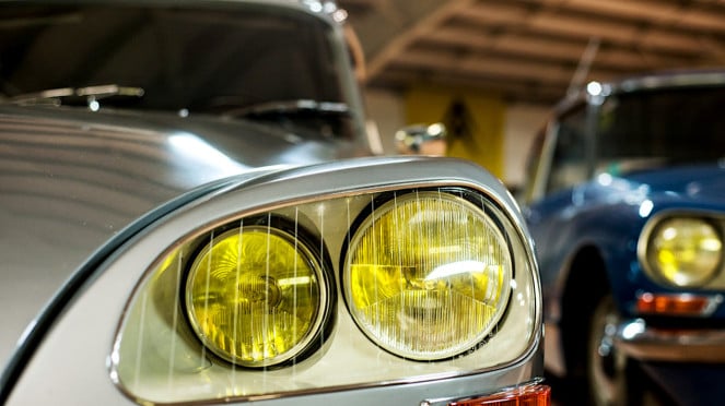 Lampu kuning pada mobil tua Lampu kuning pada mobil tua